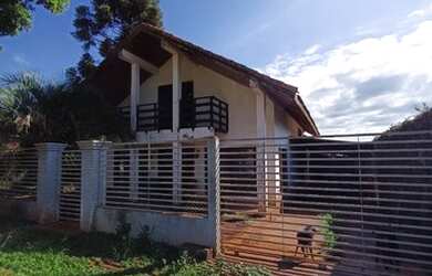 Imagem: A casa possui 3 Dormitórios, 2 Banheiros e está localizado