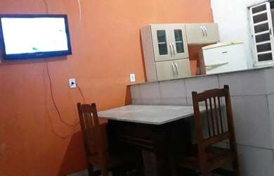 Imagem: A casa possui 1 Dormitório, 1 Banheiro, 1 Vaga na garagem