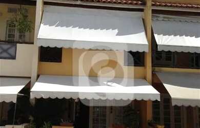 Imagem: A casa possui 4 Dormitórios, 2 Banheiros, 2 Vagas na garagem