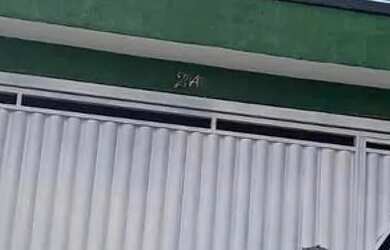 Imagem: A casa possui 2 Dormitórios, 1 Banheiro, 2 Vagas na garagem