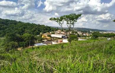 Imagem: O terreno possui 300m² de Área e está localizado em Sarzedo