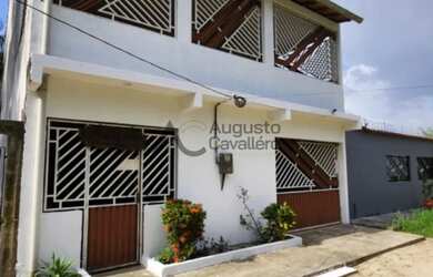 Imagem: A casa possui 5 Dormitórios, 5 Banheiros, 3 Vagas na garagem