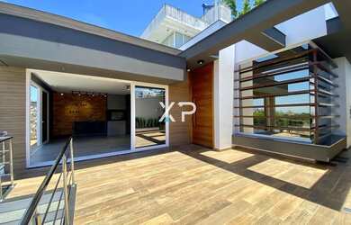 Imagem: A casa possui 4 Dormitórios, 3 Banheiros, 2 Vagas na garagem