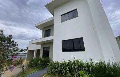 Imagem: A casa em condomínio possui 5 Dormitórios, 4 Banheiros, 4