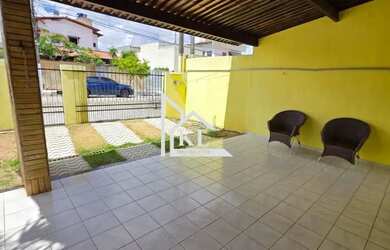 Imagem: A casa possui 3 Dormitórios, 2 Banheiros, 2 Vagas na garagem