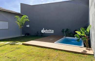 Imagem: A casa possui 3 Dormitórios, 2 Banheiros, 2 Vagas na garagem