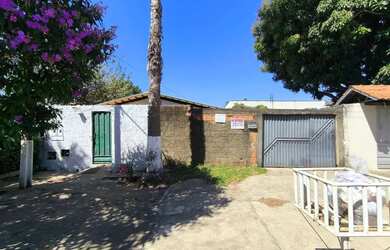 Imagem: A casa possui 4 Dormitórios, 3 Banheiros, 3 Vagas na garagem