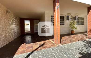 Imagem: A casa possui 3 Dormitórios, 2 Banheiros, 2 Vagas na garagem