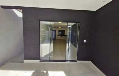 Imagem: A casa possui 2 Dormitórios, 2 Banheiros, 2 Vagas na garagem