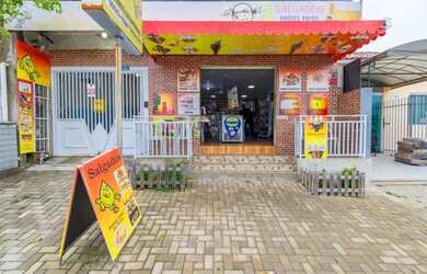 Imagem: A casa possui 3 Dormitórios, 1 Banheiro, 2 Vagas na garagem