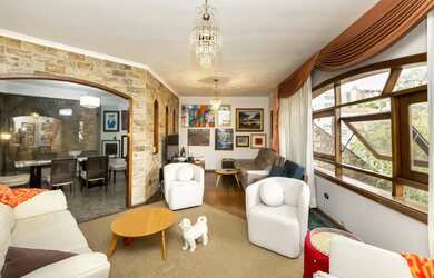 Imagem: A casa possui 4 Dormitórios, 5 Banheiros, 5 Vagas na garagem