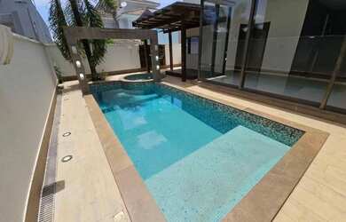 Imagem: A casa possui 4 Dormitórios, 4 Banheiros, 5 Vagas na garagem