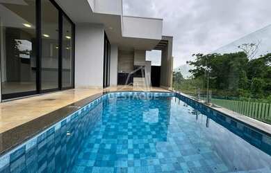 Imagem: A casa possui 3 Dormitórios, 4 Banheiros, 2 Vagas na garagem