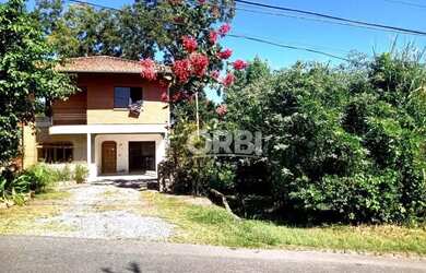 Imagem: A casa possui 4 Dormitórios, 3 Banheiros, 2 Vagas na garagem