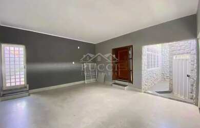 Imagem: A casa possui 4 Dormitórios, 1 Banheiro, 2 Vagas na garagem