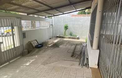 Imagem: A casa possui 3 Dormitórios, 2 Banheiros, 3 Vagas na garagem