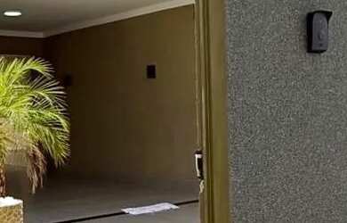 Imagem: A casa possui 3 Dormitórios, 2 Banheiros e está localizado