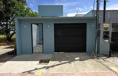 Imagem: A casa possui 3 Dormitórios, 2 Banheiros, 2 Vagas na garagem