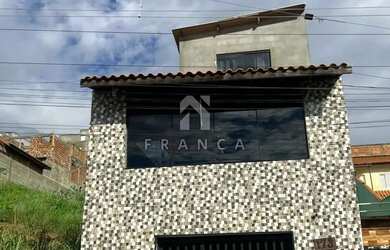 Imagem: A casa possui 3 Dormitórios, 2 Banheiros, 3 Vagas na garagem