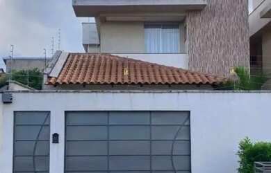 Imagem: A casa possui 4 Dormitórios, 2 Banheiros, 4 Vagas na garagem