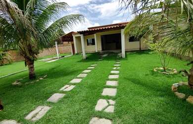 Imagem: A casa possui 3 Dormitórios, 3 Banheiros, 2 Vagas na garagem