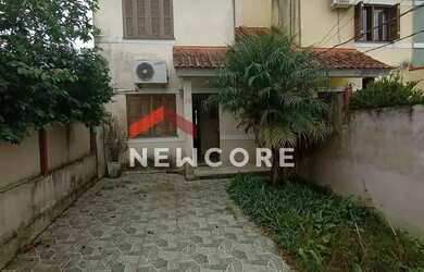 Imagem: A casa possui 2 Dormitórios, 2 Banheiros, 2 Vagas na garagem