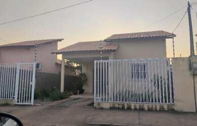 Imagem: A casa possui 2 Dormitórios, 1 Vaga na garagem e está localizado