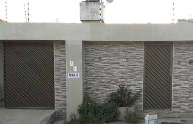 Imagem: A casa possui 2 Dormitórios e 1 Vaga na garagem e está localizado