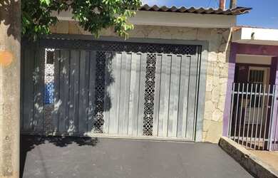 Imagem: A casa possui 2 Dormitórios, 1 Banheiro, 1 Vaga na garagem