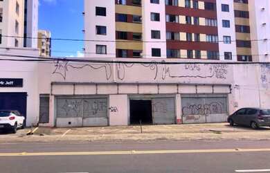 Imagem: O depósito possui 5 Vagas na garagem e 425m² de Área e está