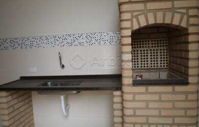 Imagem: A casa possui 3 Dormitórios, 2 Banheiros, 2 Vagas na garagem