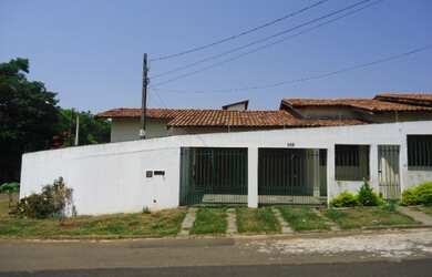 Imagem: A casa possui 4 Dormitórios, 2 Banheiros, 2 Vagas na garagem