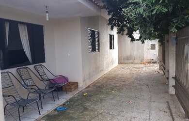 Imagem: A casa possui 3 Dormitórios, 2 Banheiros, 2 Vagas na garagem