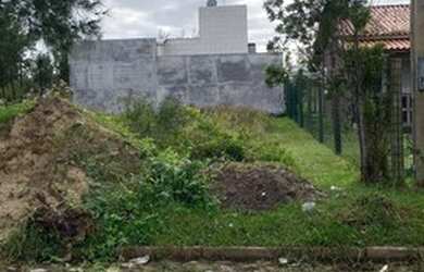 Imagem: O terreno possui 300m² de Área e está localizado em Balneário