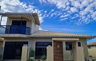 Imagem: A casa possui 3 Dormitórios, 2 Banheiros, 1 Vaga na garagem