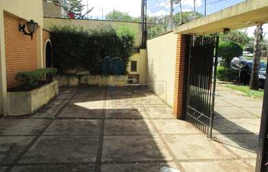 Imagem: A casa possui 3 Dormitórios, 4 Banheiros, 4 Vagas na garagem