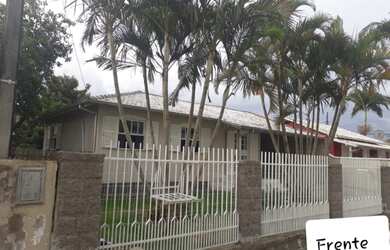 Imagem: A casa possui 3 Dormitórios, 2 Banheiros, 1 Vaga na garagem