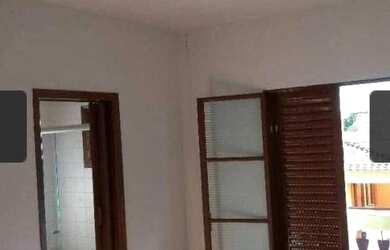 Imagem: A casa possui 4 Dormitórios, 5 Banheiros, 4 Vagas na garagem