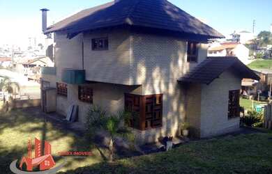 Imagem: A casa possui 4 Dormitórios, 2 Banheiros, 2 Vagas na garagem