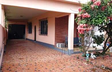 Imagem: A casa possui 4 Dormitórios, 3 Banheiros, 4 Vagas na garagem