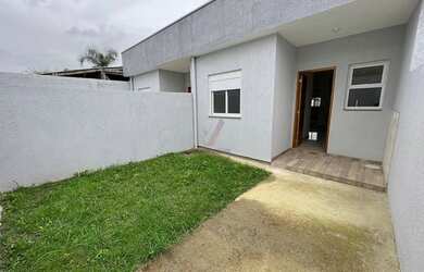 Imagem: A casa possui 2 Dormitórios, 1 Banheiro, 2 Vagas na garagem