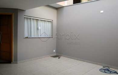 Imagem: A casa possui 3 Dormitórios, 2 Banheiros, 2 Vagas na garagem