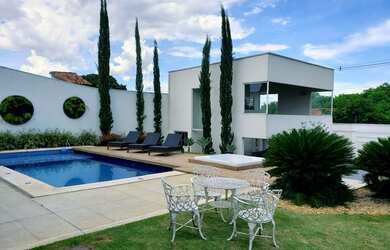 Imagem: A casa possui 5 Dormitórios, 5 Banheiros, 4 Vagas na garagem