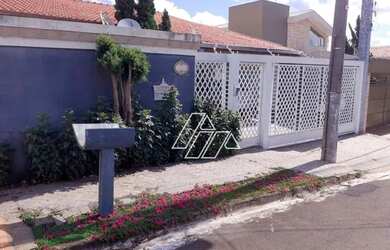 Imagem: A casa possui 3 Dormitórios, 2 Banheiros, 3 Vagas na garagem