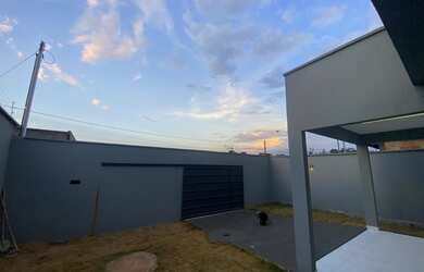 Imagem: A casa possui 3 Dormitórios, 2 Banheiros, 5 Vagas na garagem