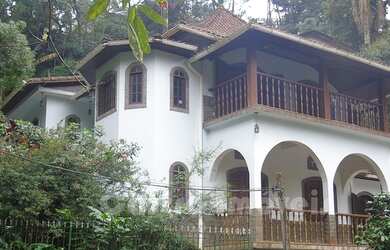 Imagem: A casa possui 3 Dormitórios, 4 Banheiros e 200m² de Área