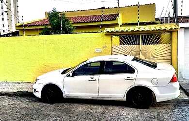 Imagem: A casa possui 3 Dormitórios, 3 Banheiros, 1 Vaga na garagem