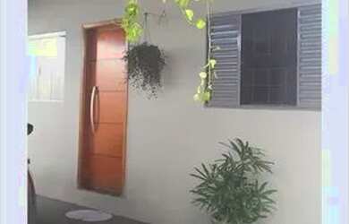 Imagem: A casa possui 3 Dormitórios, 1 Banheiro, 2 Vagas na garagem