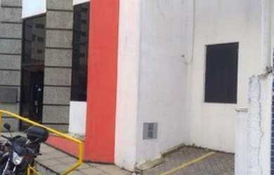 Imagem: O depósito possui 4 Vagas na garagem, 400m² de Área e está