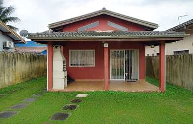 Imagem: A casa possui 3 Dormitórios, 2 Banheiros, 5 Vagas na garagem